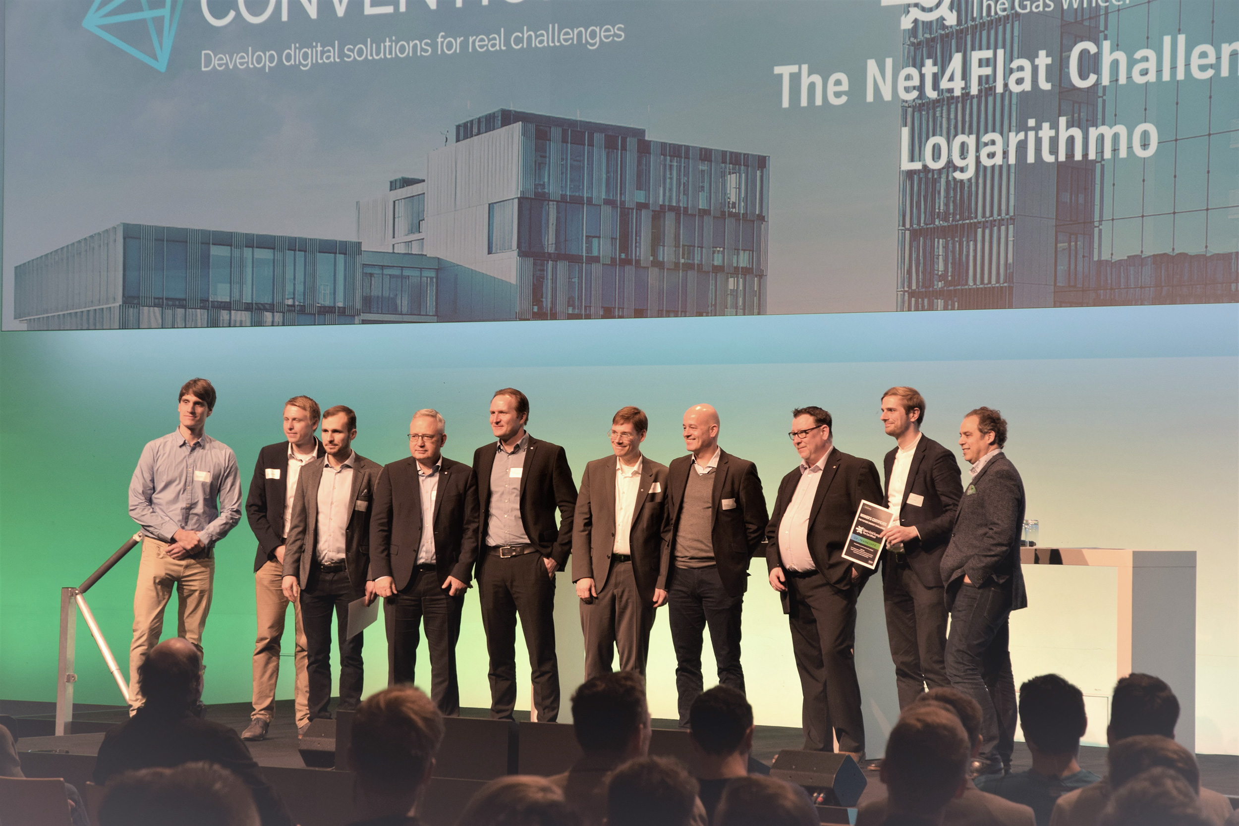 Camp Essen - Ein glücklicher Sieger auf der Bühne: Logarithmo aus Dortmund gewinnt die „TheNet4Flat Challenge“ von Open Grid Europe